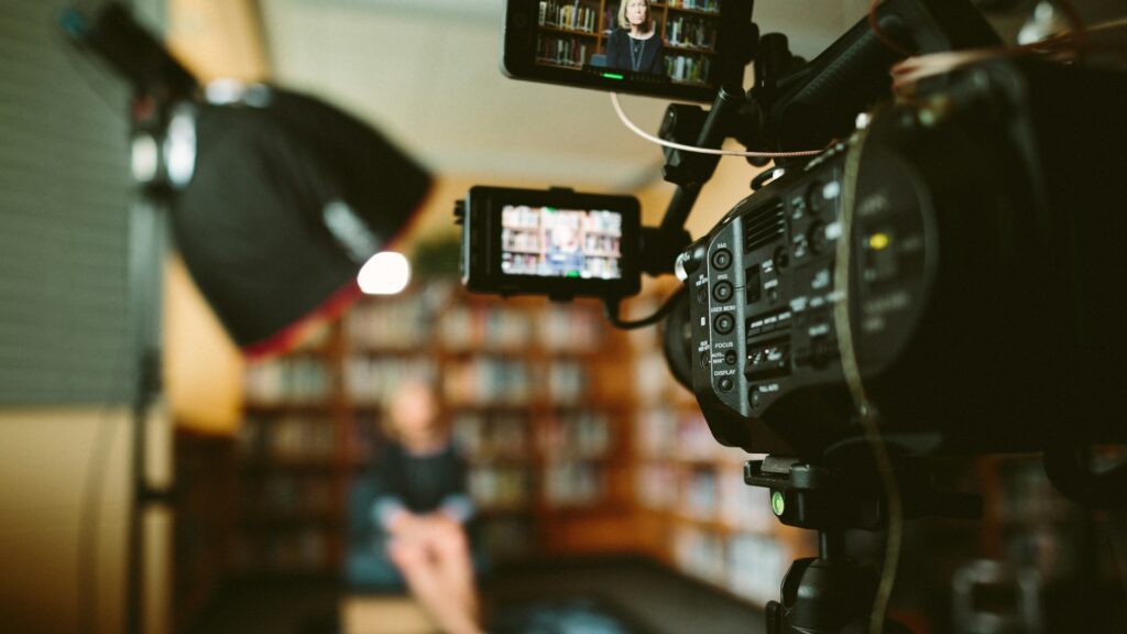 Freelance content creator beim Filmen — Weltenlaeufer Berlin